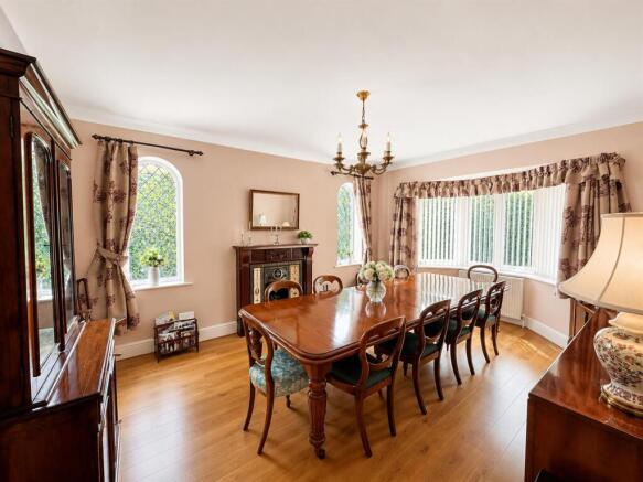 5 bed Detached for sale Image 6