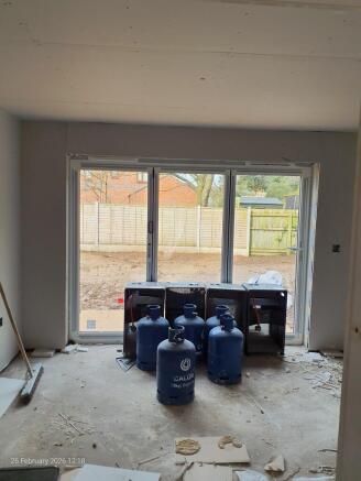 4 bed Detached to rent Image 8
