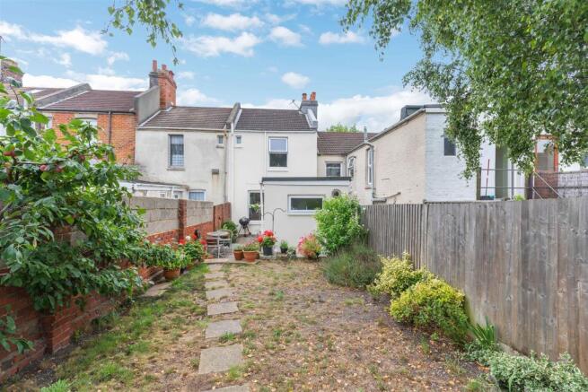 Garden to house far.jpg