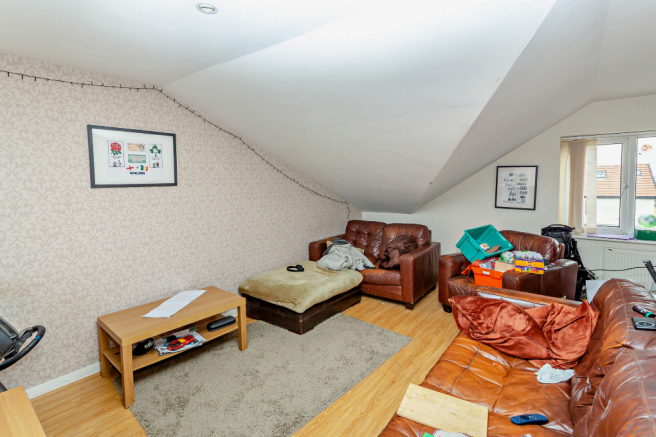 3 bed Flat for sale Image 4