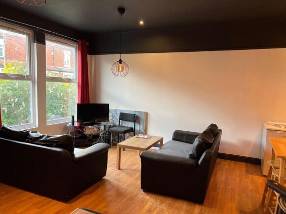 4 bed House to rent Image 4