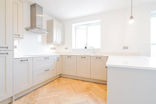 5 bed Detached for sale Image 7
