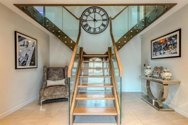 6 bed Detached for sale Image 4