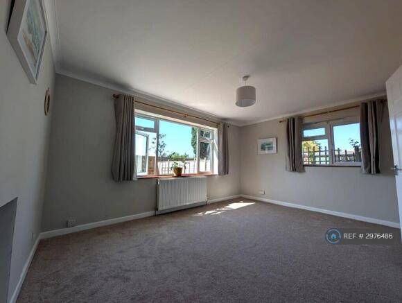 Bright & Spacious South-Facing Lounge