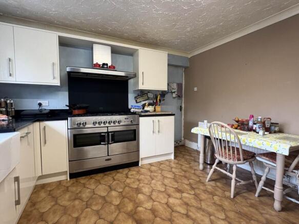 4 bed Detached for sale Image 10