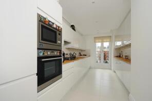 16, 33 Ashe House, Clevedon Road, Twickenham TW1 2TT