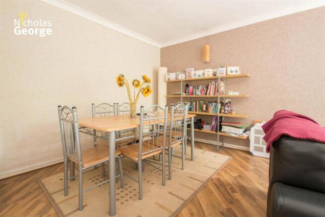 Wawick court 6 dining.jpg