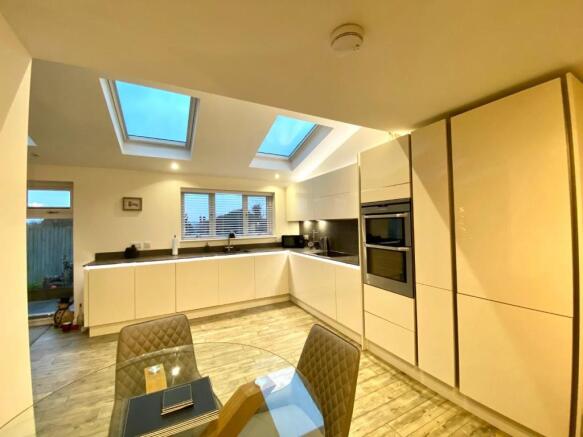 Kitchen 1.jpg