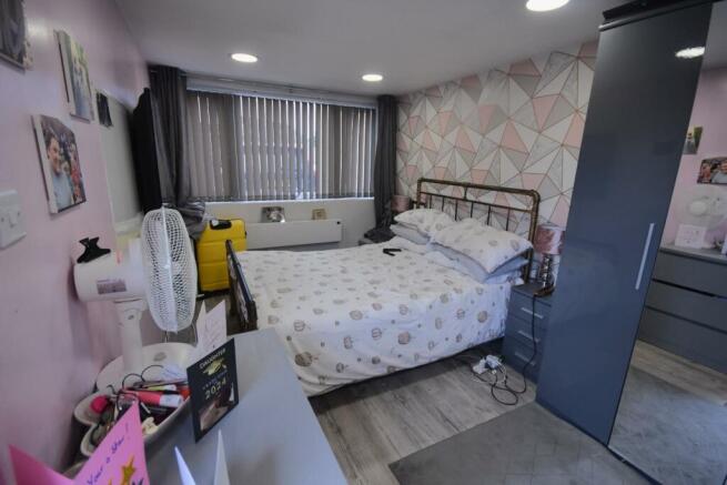 SEPARATE BEDROOM/EN SUITE