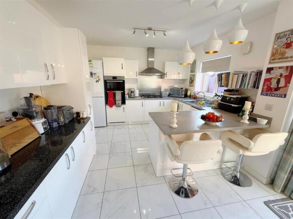 Damson Way, Bidford-On-Avon, Alcester photo 4