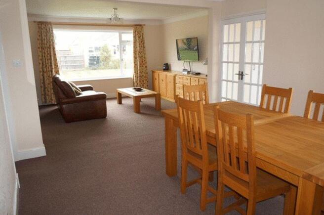 Lounge/Dining Area