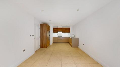 Huguenot Drive, London, N13