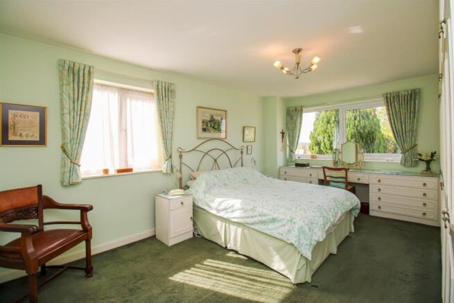 5 bed Detached for sale Image 11