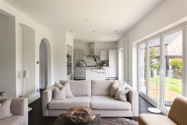 6 bed Detached for sale Image 4
