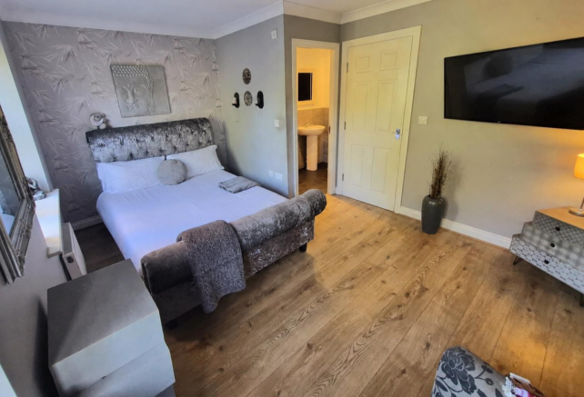 5 bed Town House for sale Image 9