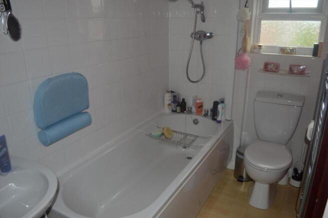 EN-SUITE BATHROOM
