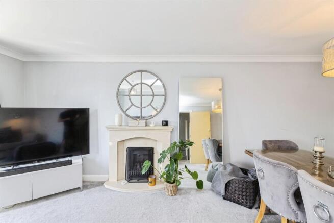 4 bed Town House for sale Image 3