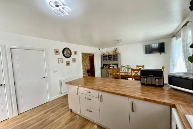 4 bed Detached for sale Image 8