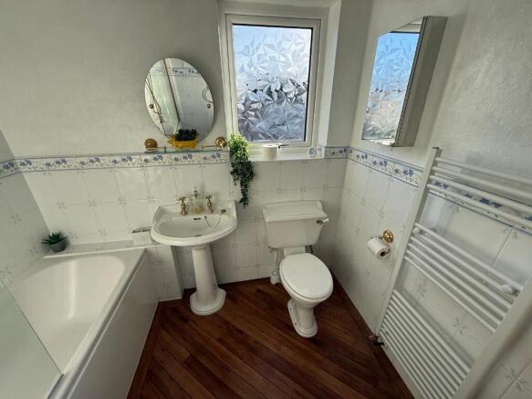 Bathroom (j)