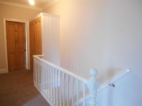FIRST FLOOR LARGE GALLERIED LANDING