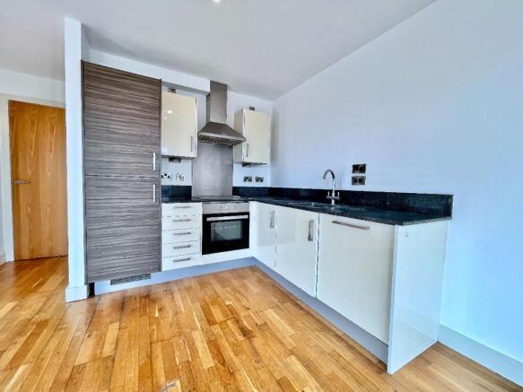 2 bed Apartment to rent Image 4