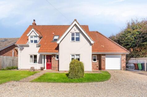 Substantial Four Bedroom Detached Family Home in Yaxham
