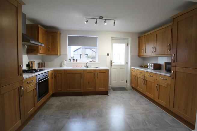 FITTED KITCHEN