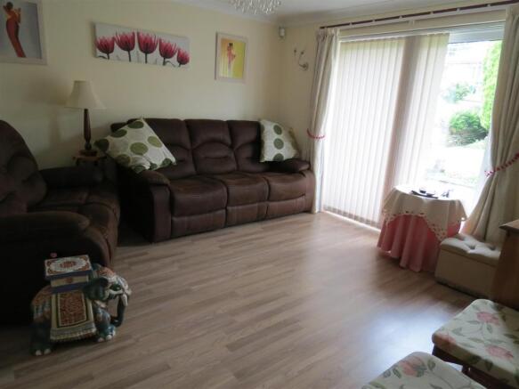 Bedroom 4/Dining Room: