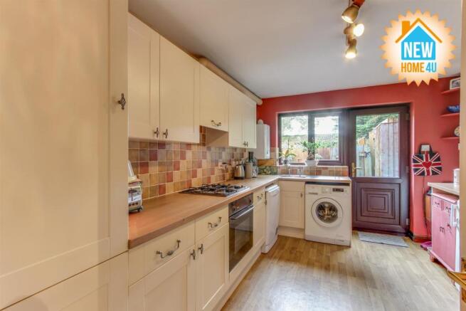 KITCHEN / BREAKFAST ROOM: