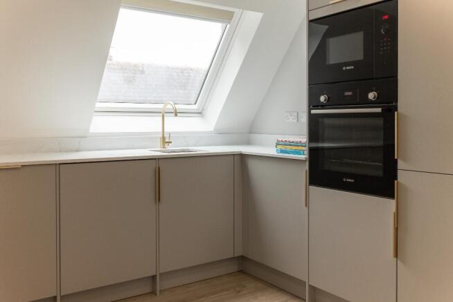 4 bed Apartment to rent Image 4