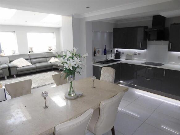 Open Plan Dining Kitchen: