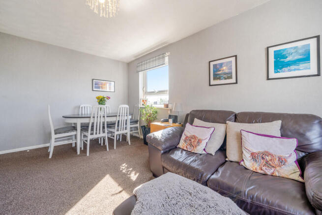 Lounge/dining roo...