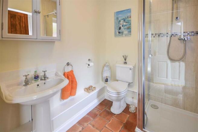 CLOAK/SHOWER ROOM