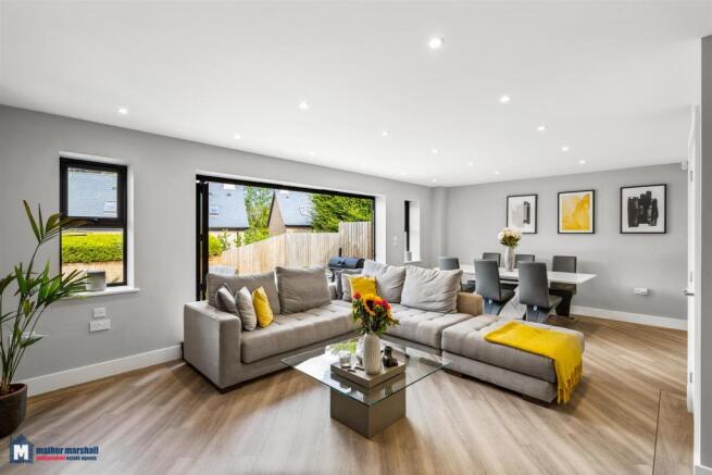 Lounge/Dining Area