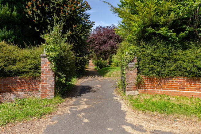 5 bed Detached for sale Image 4
