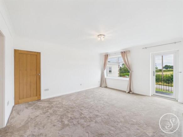 2 bed Apartment to rent Image 4