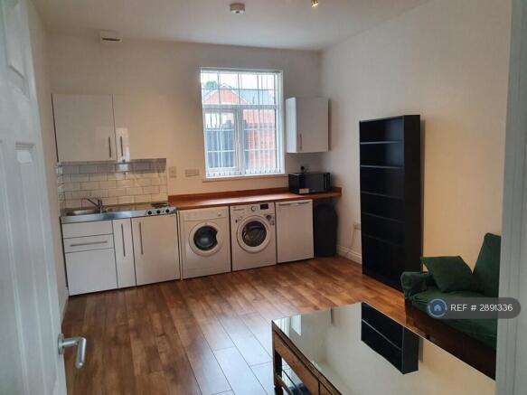 Lounge/Kitchen Pic 1
