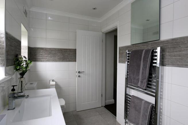 027 Bathroom.jpg