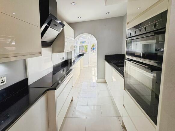 4 bed Semi-Detached for sale Image 8