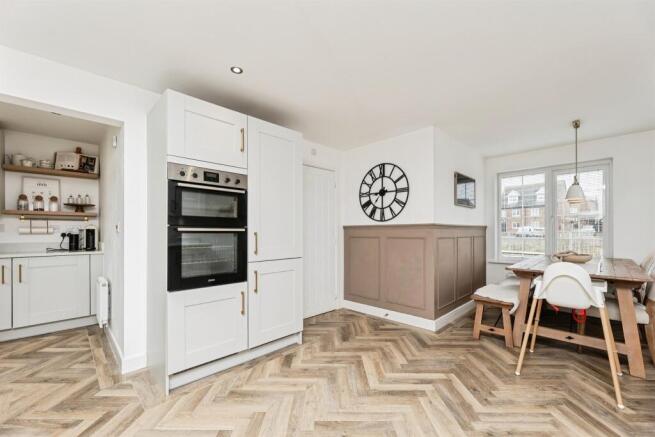 4 bed Detached for sale Image 9