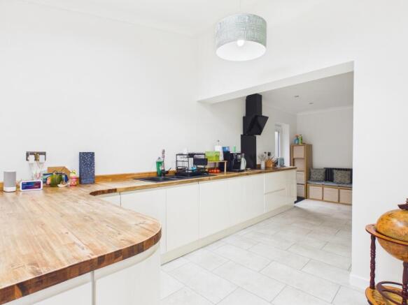 CAM03729G0-PR0257-STILL008