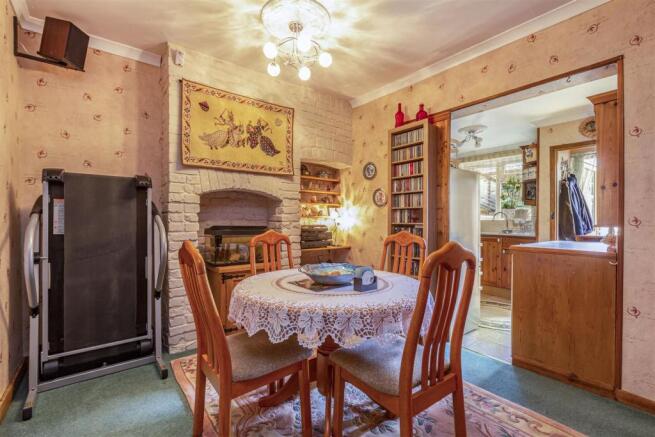 15 Kings Road, New Haw, KT15 3BG - 3.jpg