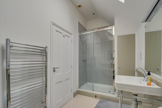 EN-SUITE BATHROOM