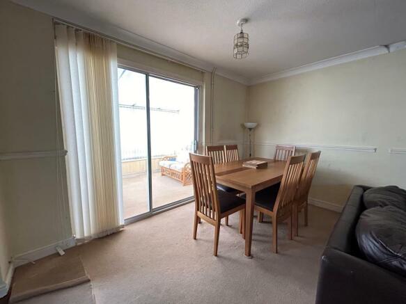 OPEN PLAN LOUNGE/DINING ROOM