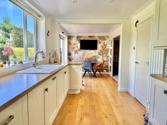 4 bed Detached for sale Image 5