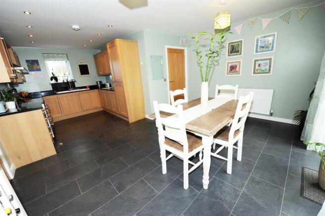 KITCHEN/BREAKFAST ROOM