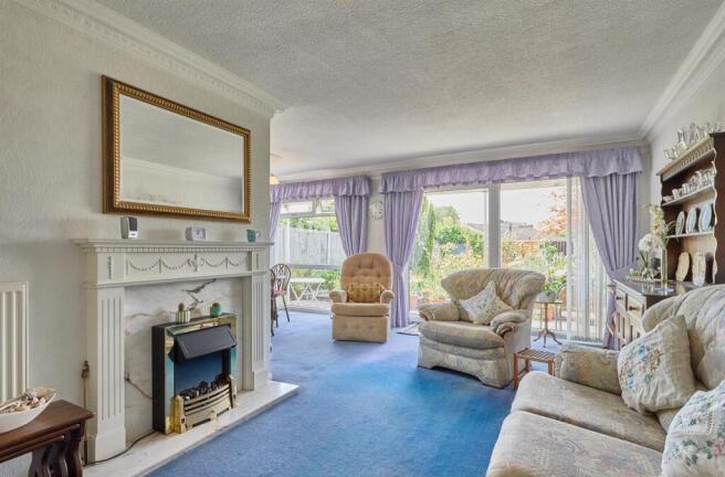 L shaped lounge dining room to rear