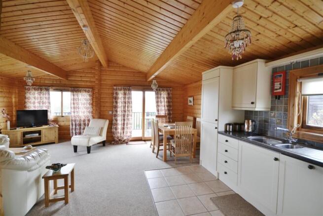 KITCHEN/LOUNGE DINER