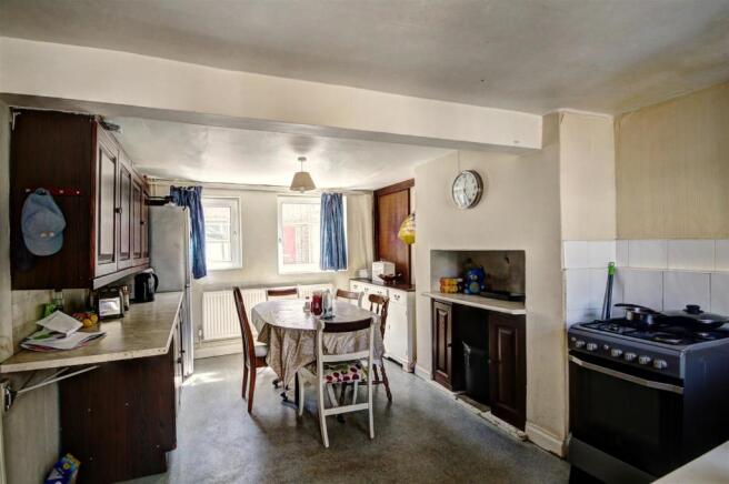 Kitchen/Breakfast Room: