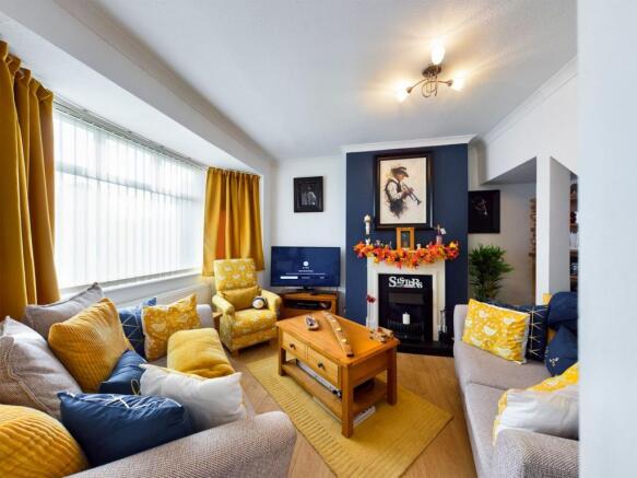 LOUNGE/DINING ROOM